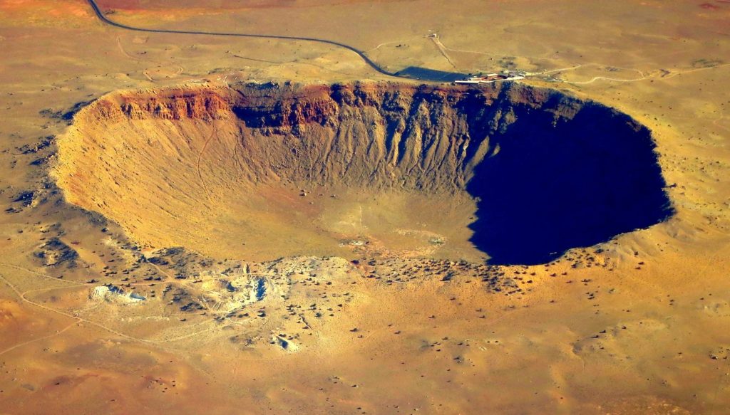 Vue aérienne de Meteor Crater en Arizona, cratère d'impact météoritique dans le désert
