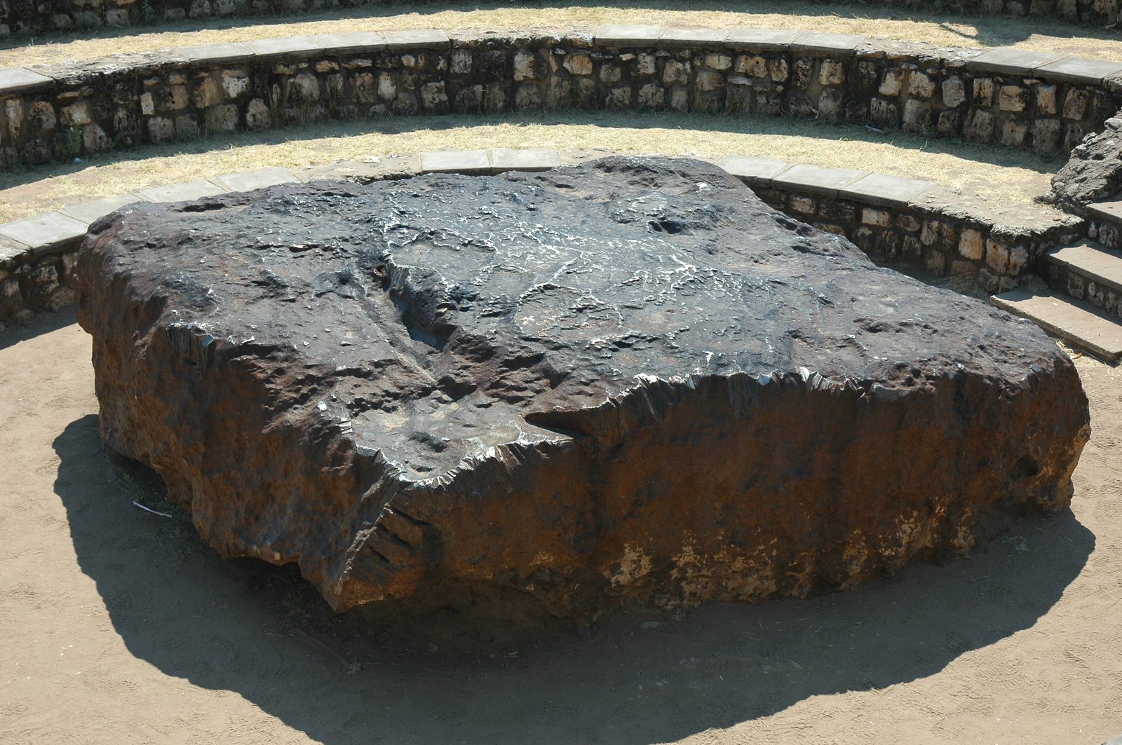 La météorite ferreuse Hoba de 60 tonnes sur son site en Namibie