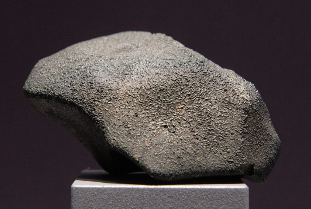 Spécimen de la météorite Murchison à croûte de fusion noire, chondrite carbonée exposée au Muséum de Paris