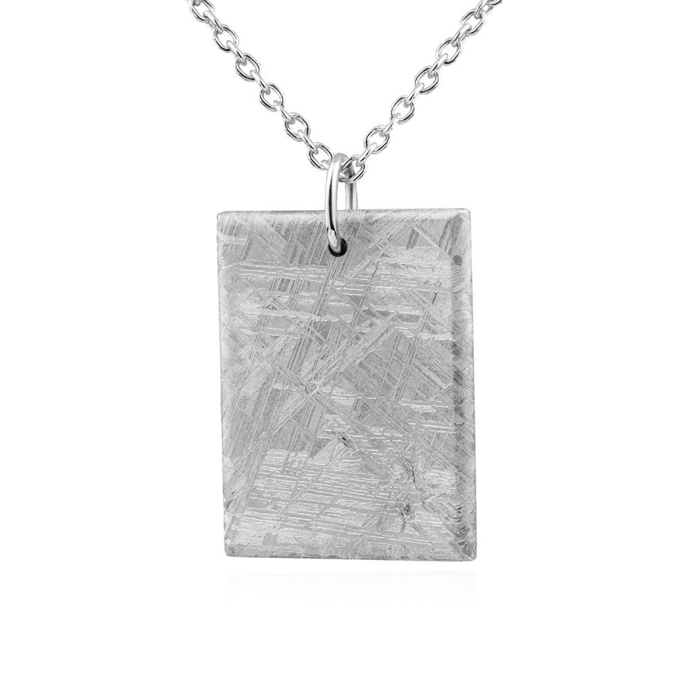 Photo d'un pendentif avec une plaque en météorite Muonionalusta avec les marques de Widmanstätten.