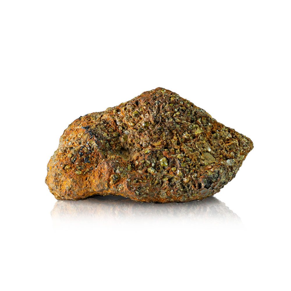 Photo d'une pallasite brute, on voit les cristaux de péridot qui affleurent à la surface