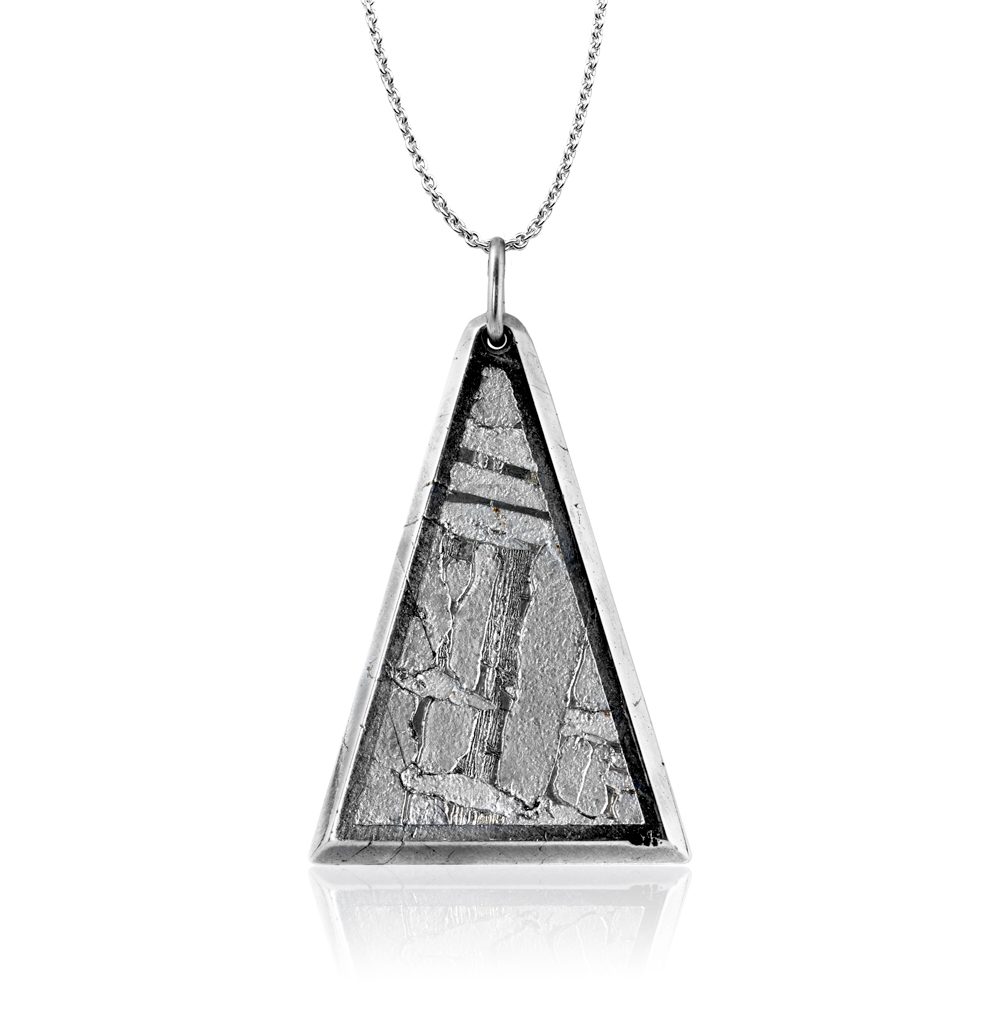 Photo pendentif triangle avec les structures propres à la Seymchan