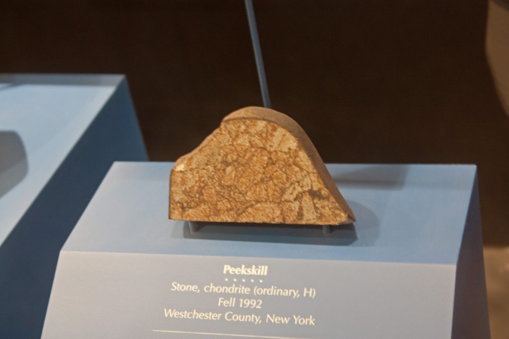 Tranche de la météorite Peekskill, chondrite ordinaire, exposée en vitrine de musée