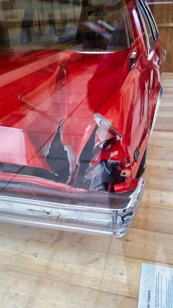 Aile arrière percée de la Chevrolet rouge heurtée par la météorite de Peekskill en 1992
