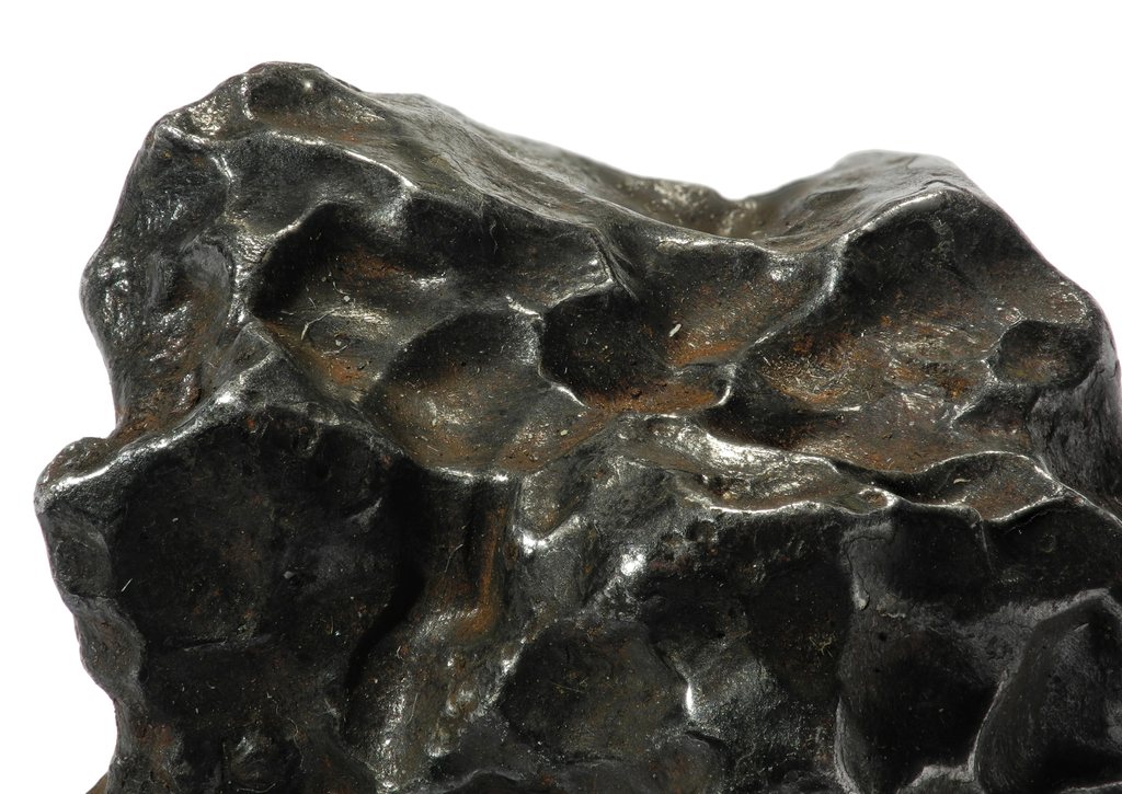 Météorite métallique de Sikhote-Alin aux regmaglyptes, photographiée avec une netteté totale sur fond blanc