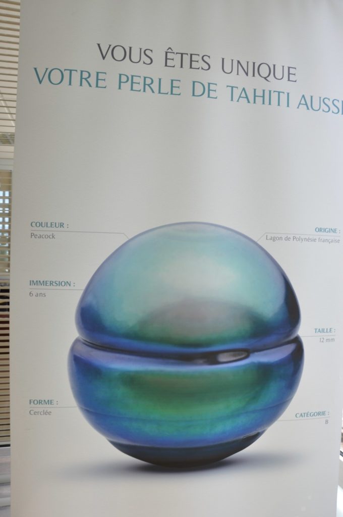 Affiche présentant la perle de Tahiti cerclée