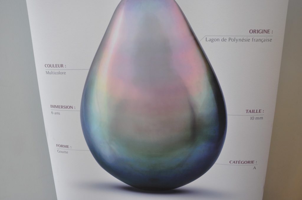 Affiche présentant la perle de Tahiti de forme goutte