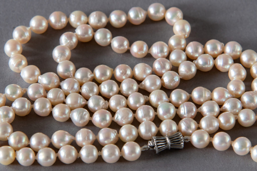 Collier de perles de culture enfilé avec nœuds sur soie
