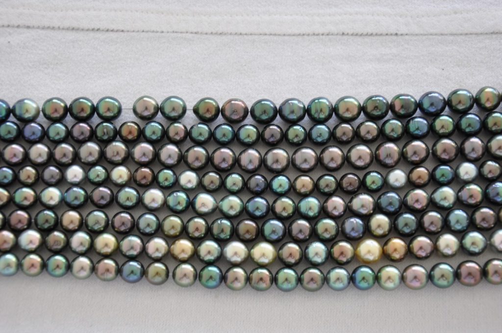 Rangs de colliers de perles de Tahiti