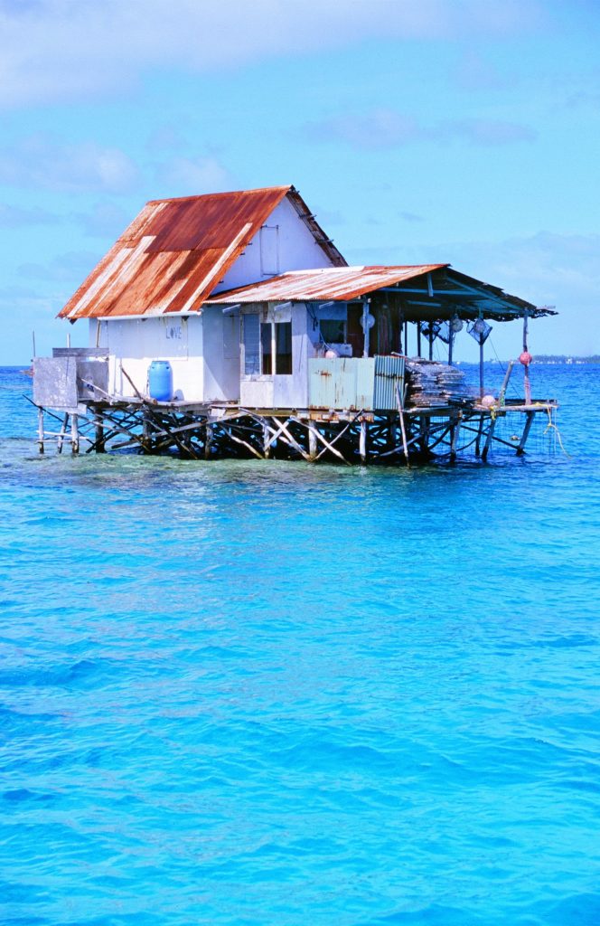 Ferme perlière sur pilotis dans un lagon de Polynésie