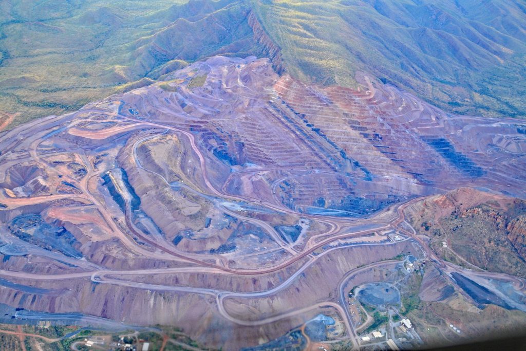 Vue aérienne de la fosse à ciel ouvert de la mine de diamants d'Argyle, gradins violacés taillés dans les collines du Kimberley oriental, Australie-Occidentale