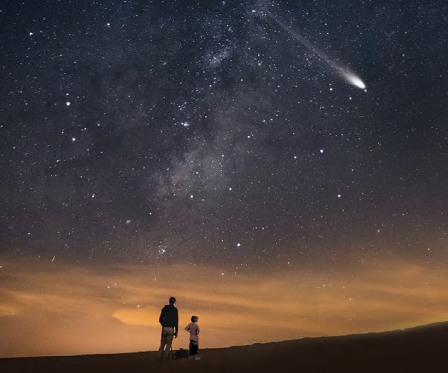 Un adulte et un enfant regardent un ciel étoilé traversé par un météore, illustration.