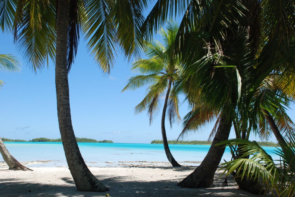 Lagon polynésien avec plage, cocotiers et motu