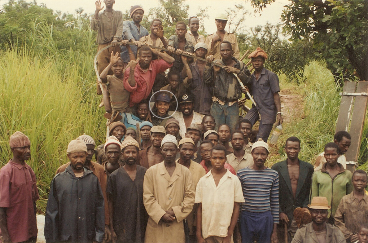 Photo de groupe de l'équipe de prospection en Guinée (Conakry), dans la savane