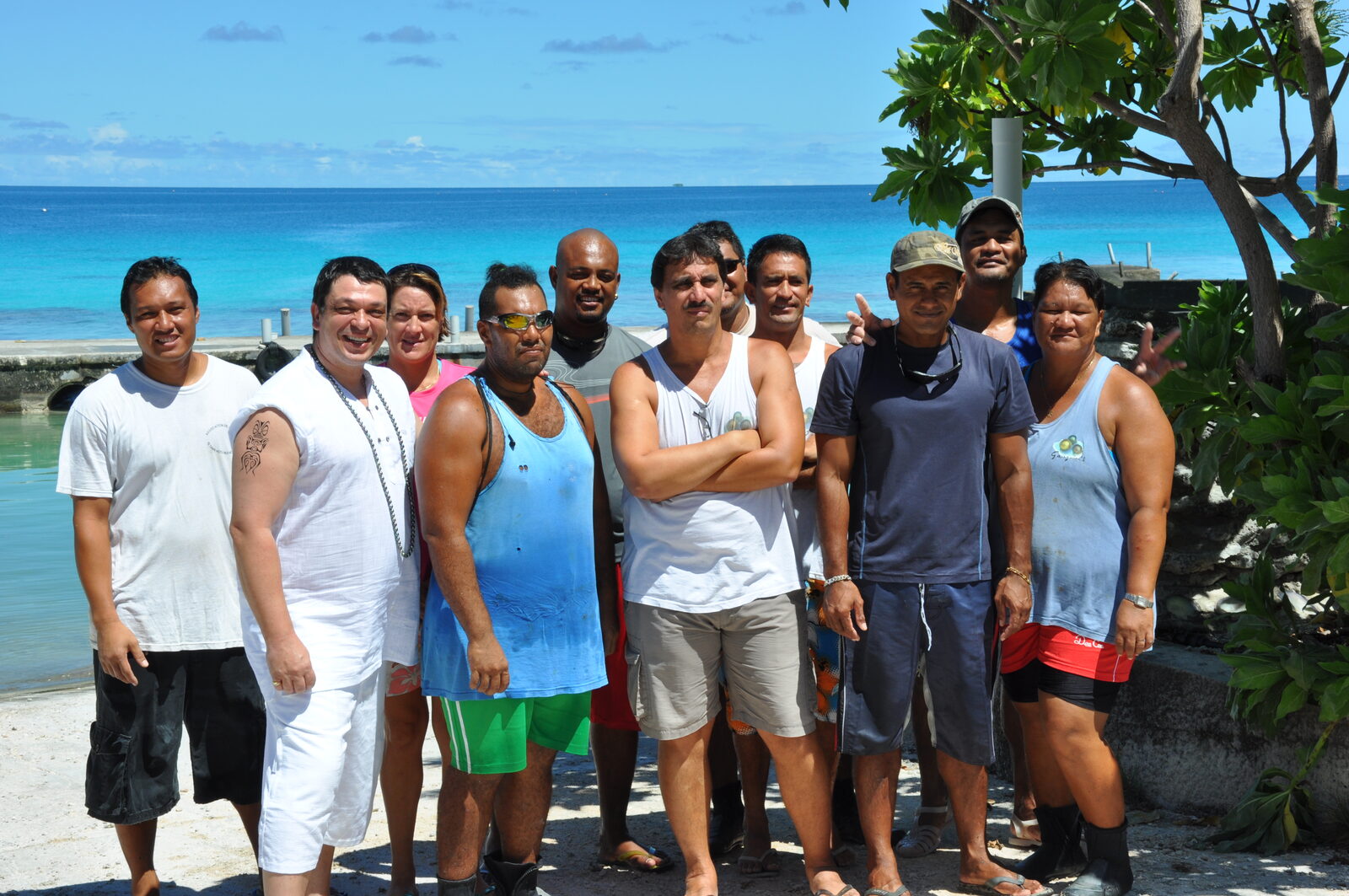Photo de groupe de l'équipe d'une ferme perlière à Rangiroa, lagon en arrière-plan
