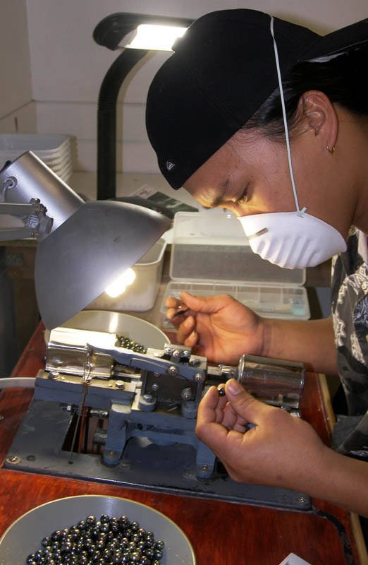 Perçage d'une perle de Tahiti en atelier