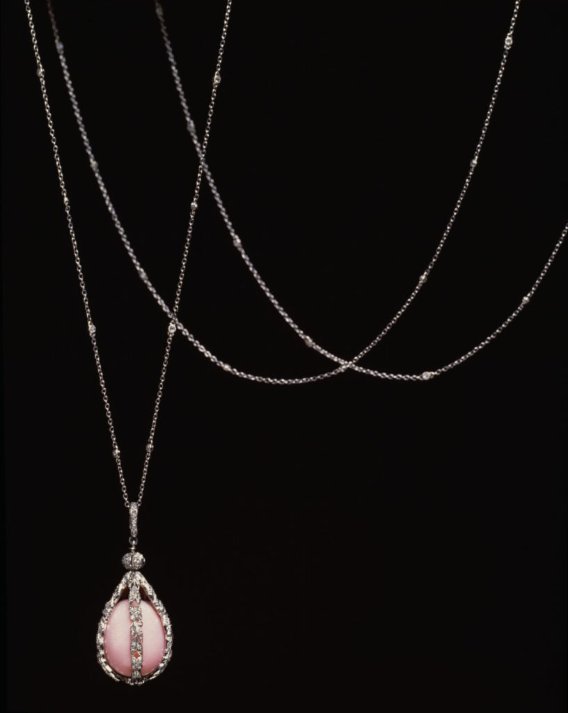 Sautoir ancien à pendentif orné d’une perle rose