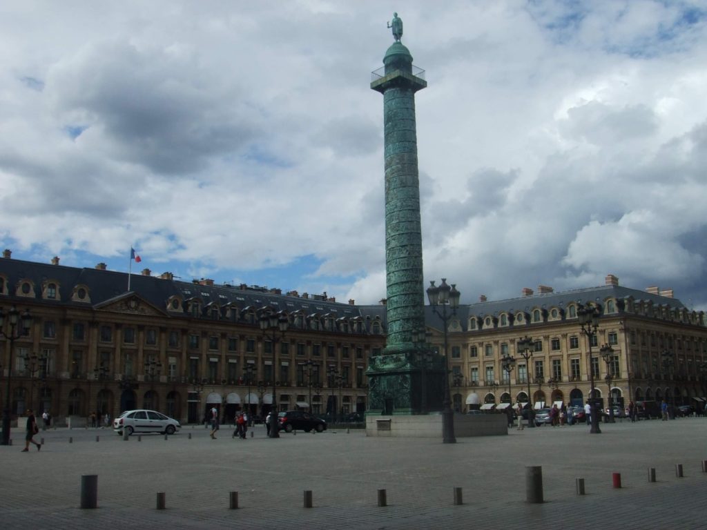 La place Vendôme et sa colonne, vue d'ensemble.