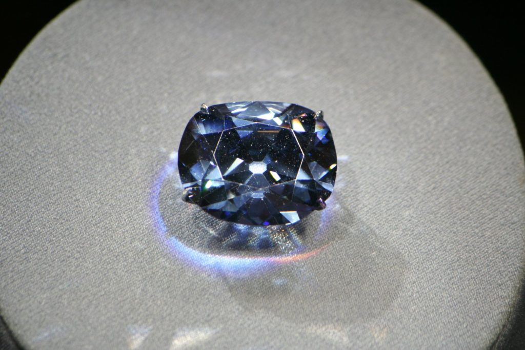 Le diamant Hope, 45,52 carats, bleu-gris profond, taille coussin antique modifiée, exposé au Smithsonian.
