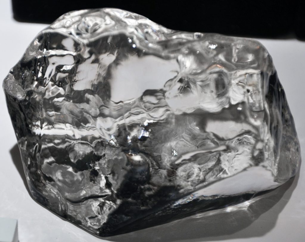 Réplique en verre du brut du Cullinan, en vitrine.