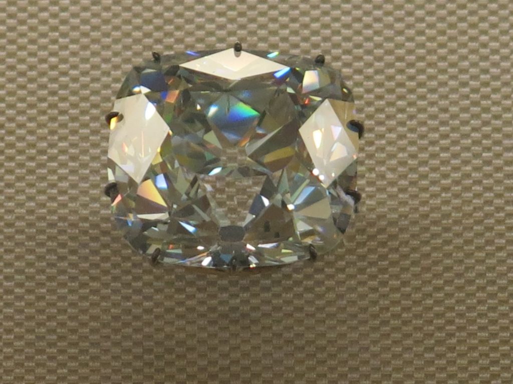 Le Régent, diamant taillé en coussin, exposé au Louvre.