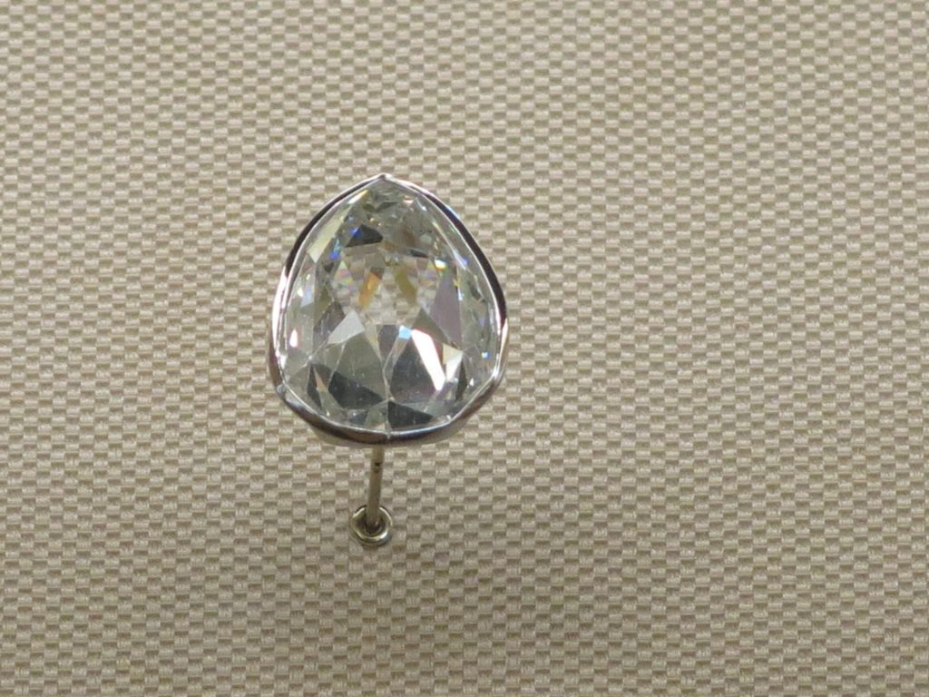Le Sancy, diamant en poire à double rose, exposé au Louvre.