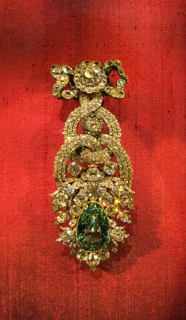 L'aigrette de chapeau au diamant vert de Dresde.