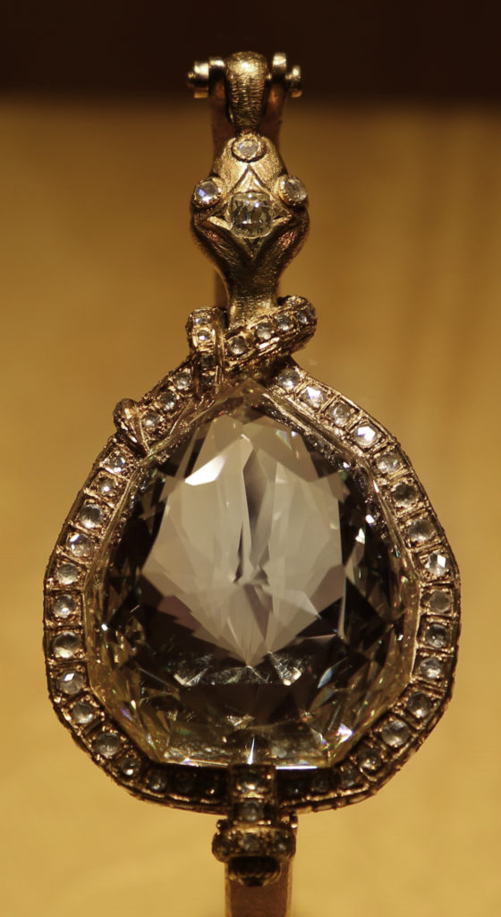 Réplique du diamant Florentine réalisée par Paolo Penko en 2021, pierre jaune pâle en poire dans une monture reconstituée.